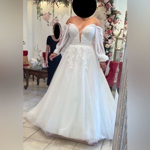 Jana Ann Couture Wedding Gown “Daisy”